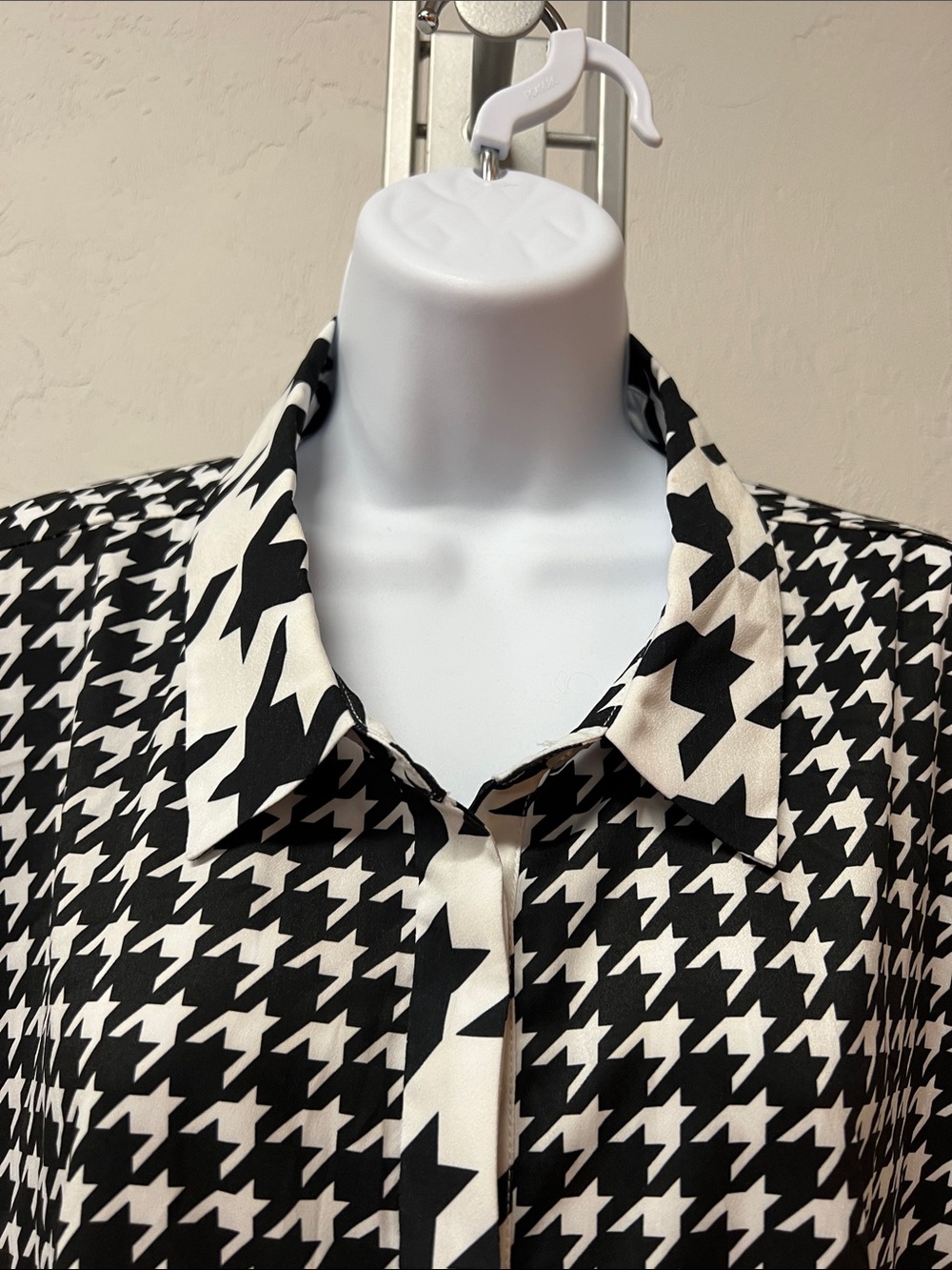 Eloquii Black and White Houndstooth Button-Down Puff Sleeve Blouse Size 24 - Picture 3 of 16